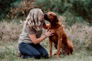 Saskia geeft haar hond Basu een kus