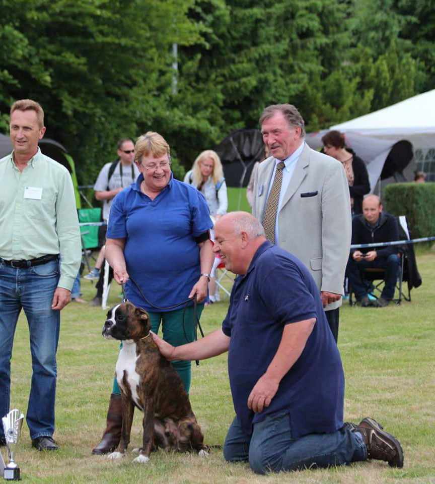 Fred met zijn boxer die een prijs heeft gewonnen